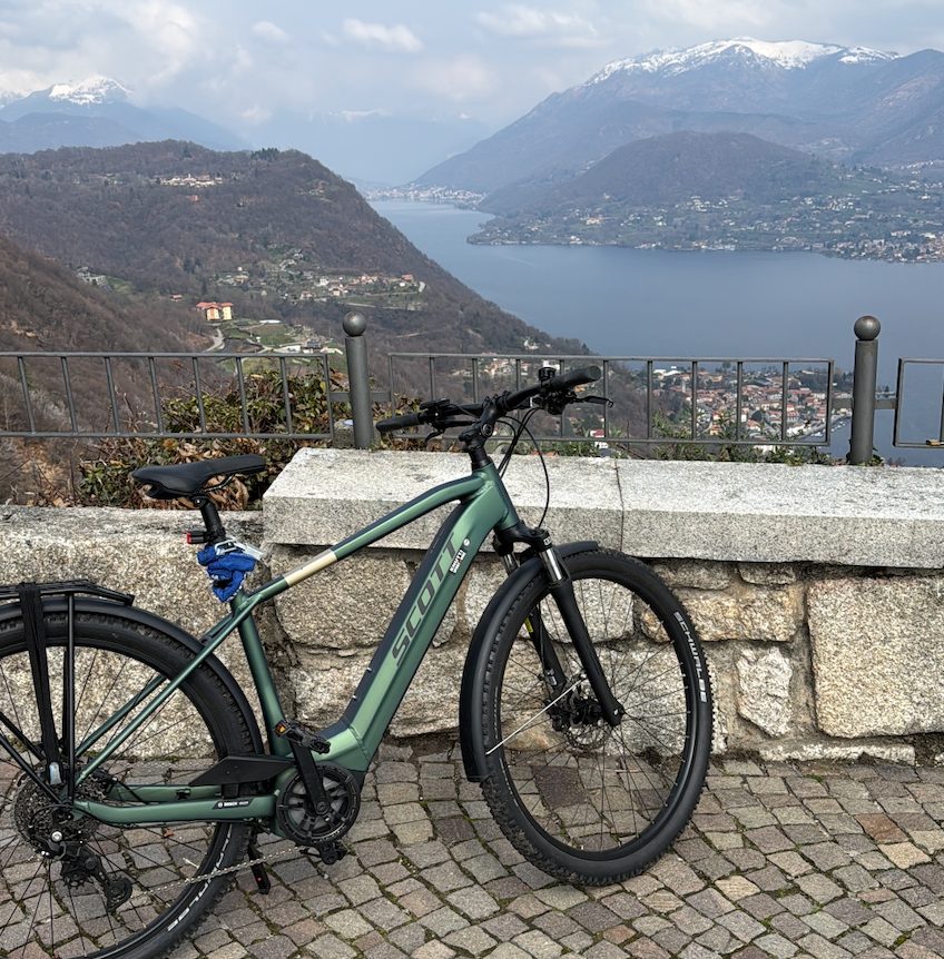 In bicicletta intorno al lago