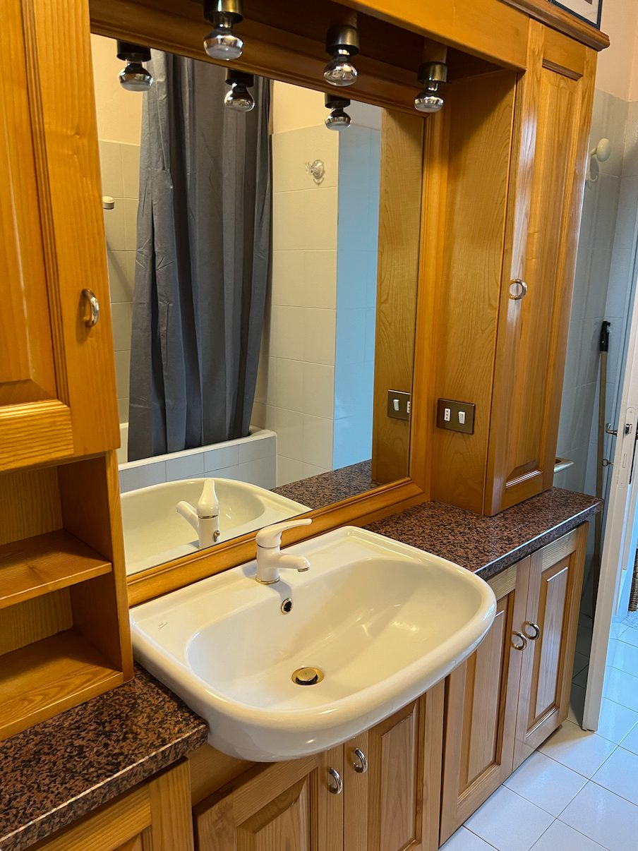 Badkamer met wastafel