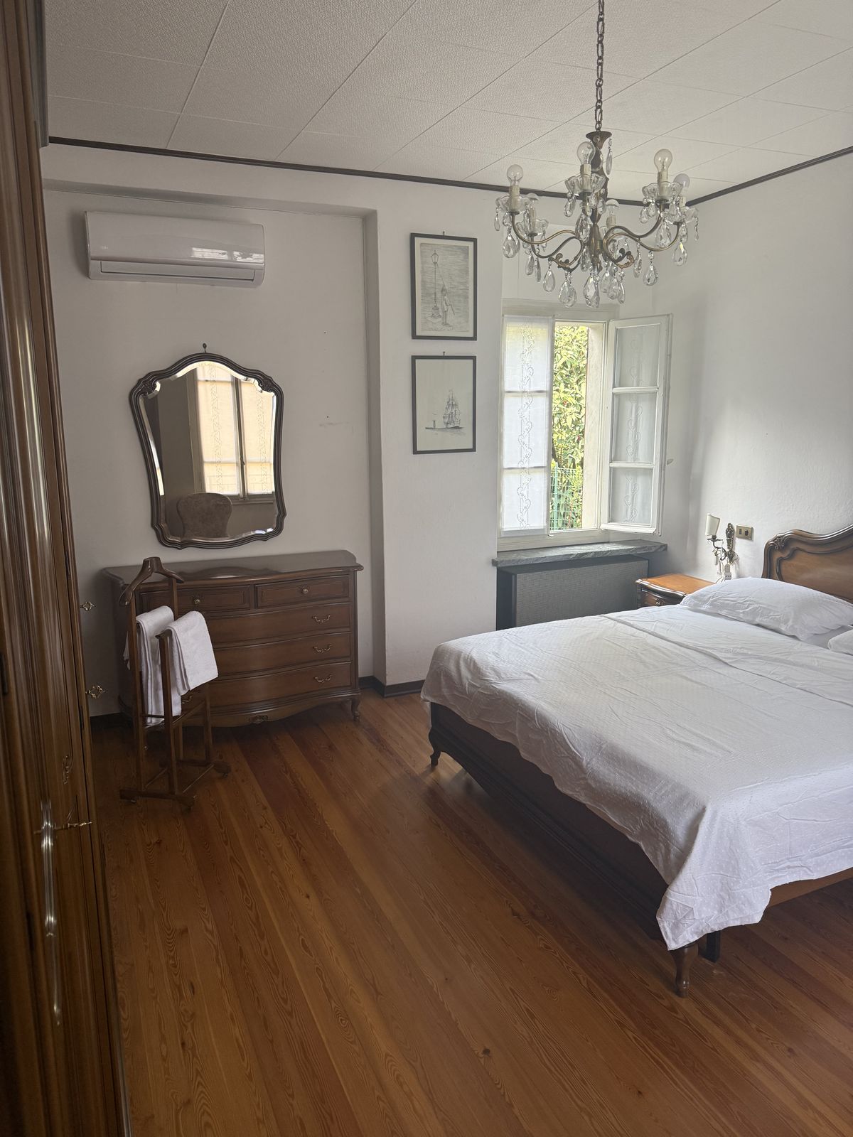 Grote slaapkamer met tweepersoonsbed, commode en airconditioning