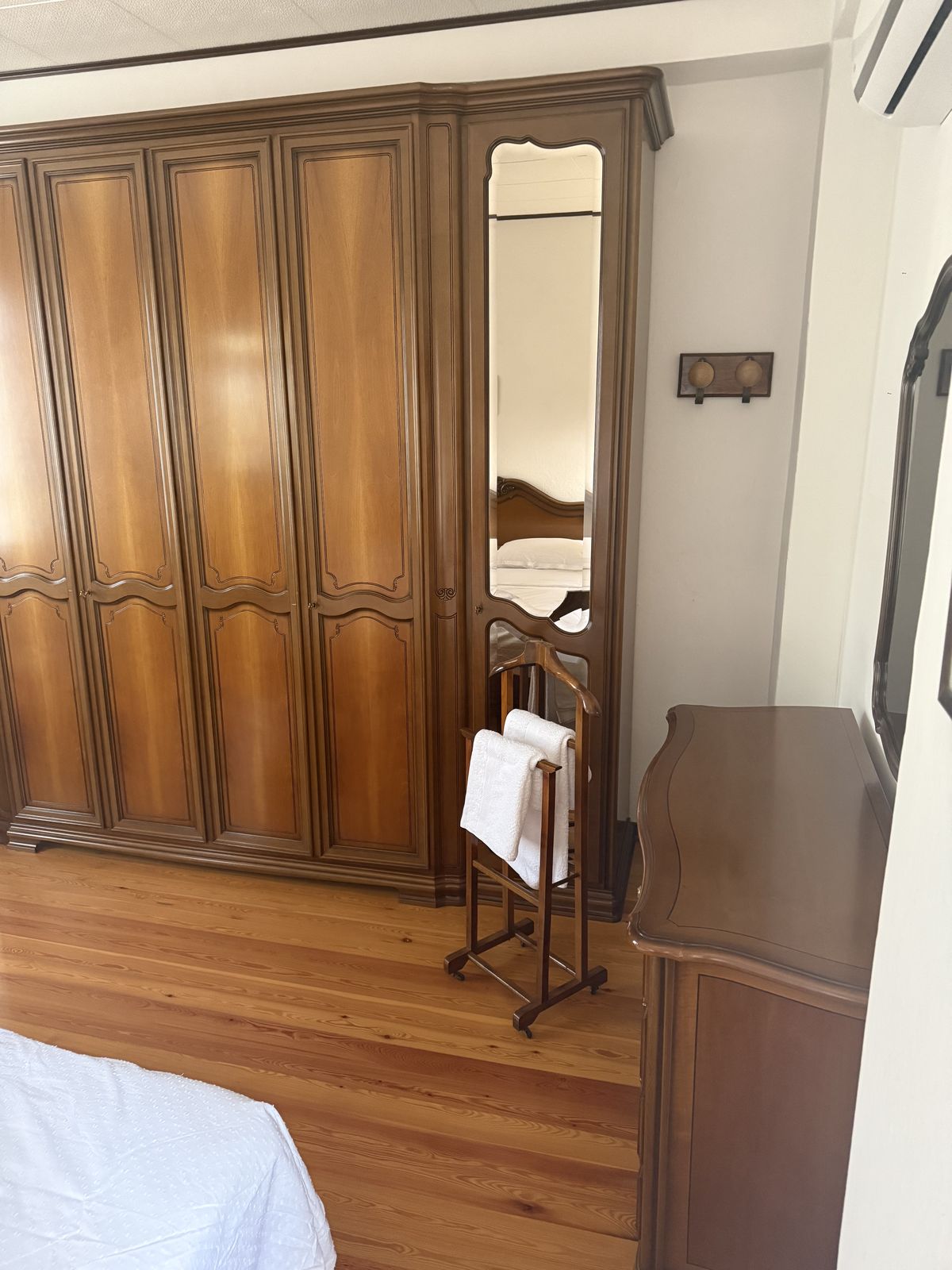 Kledingkast met passpiegel in de grote slaapkamer