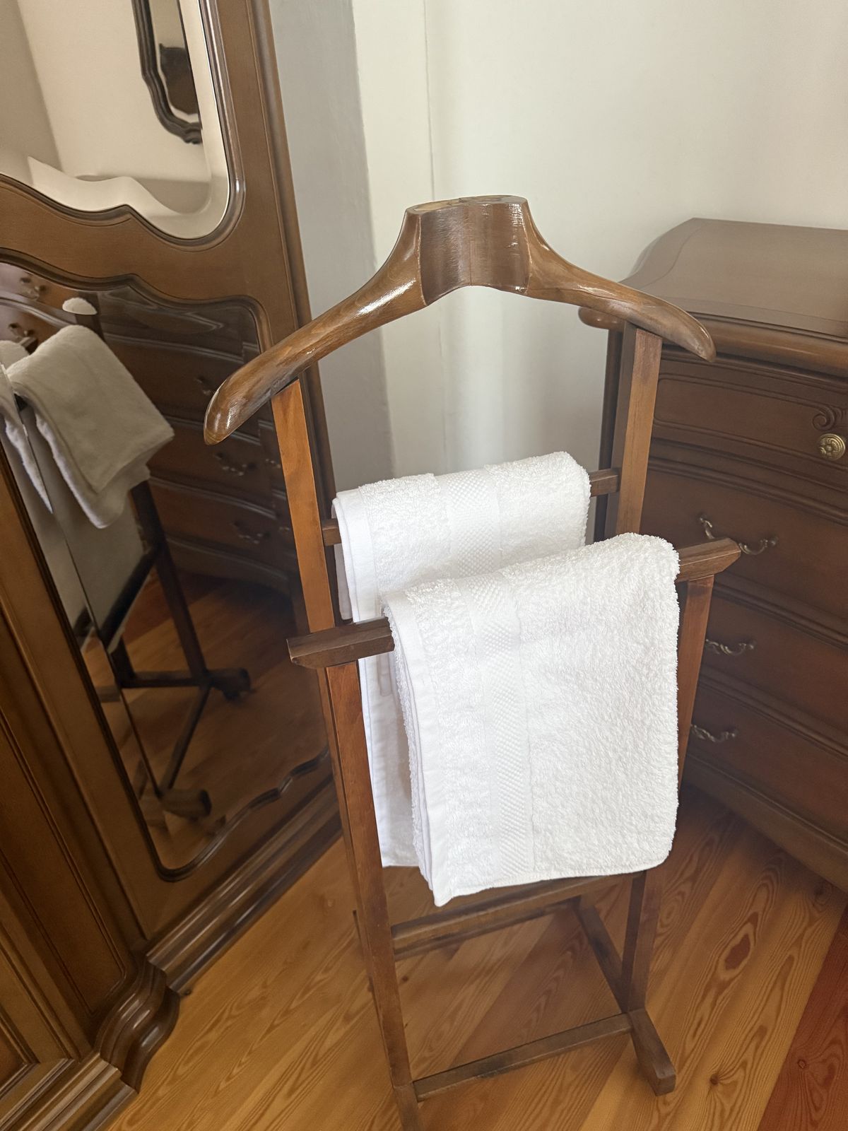 Kledingknecht met schone handdoeken in de grote slaapkamer