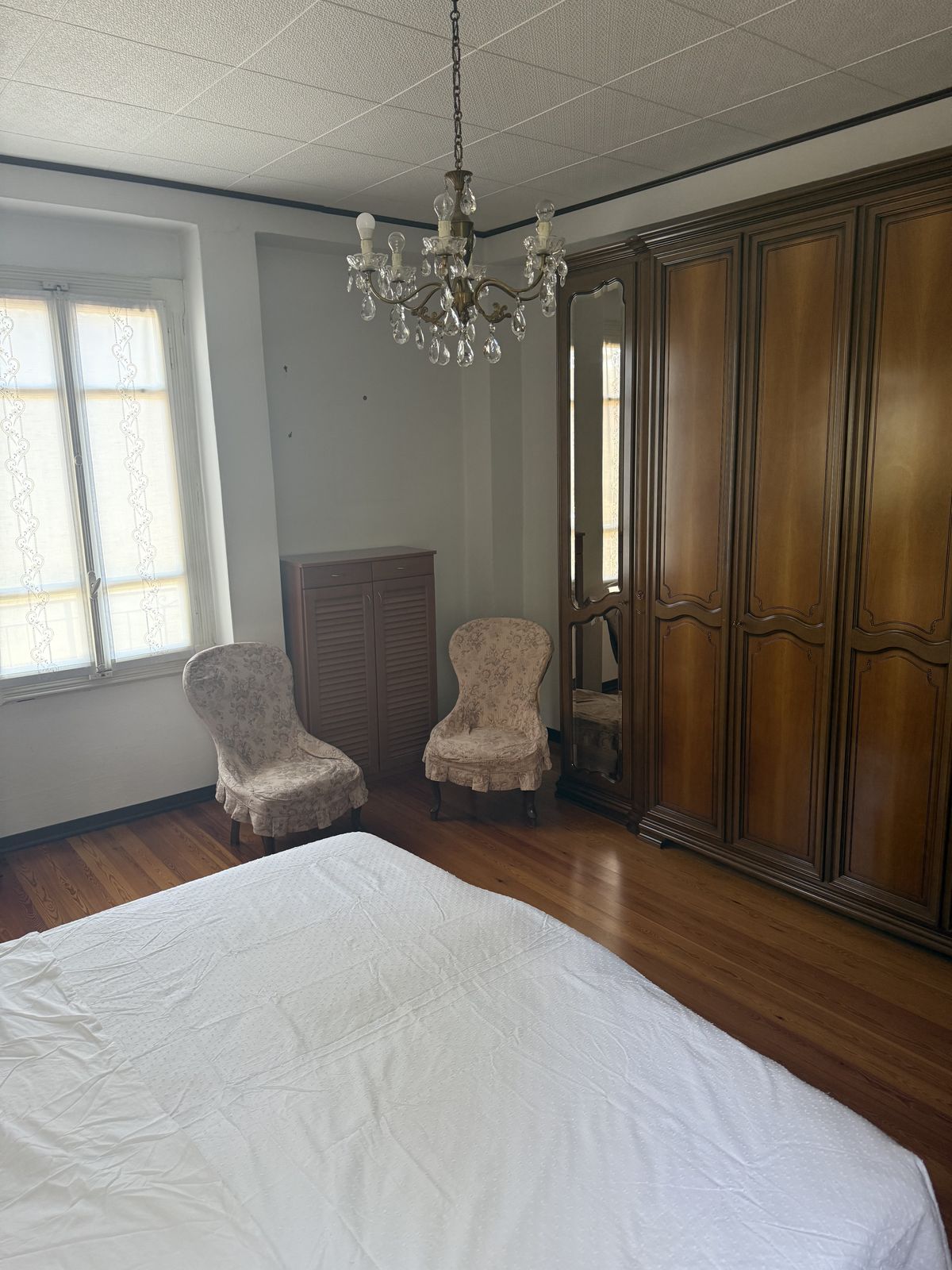 Grote slaapkamer met kledingkast en zithoekje