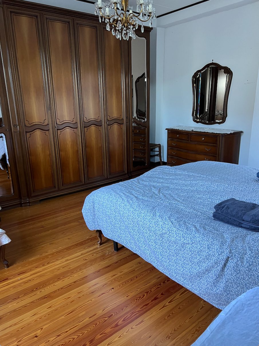 Grote slaapkamer met tweepersoonsbed