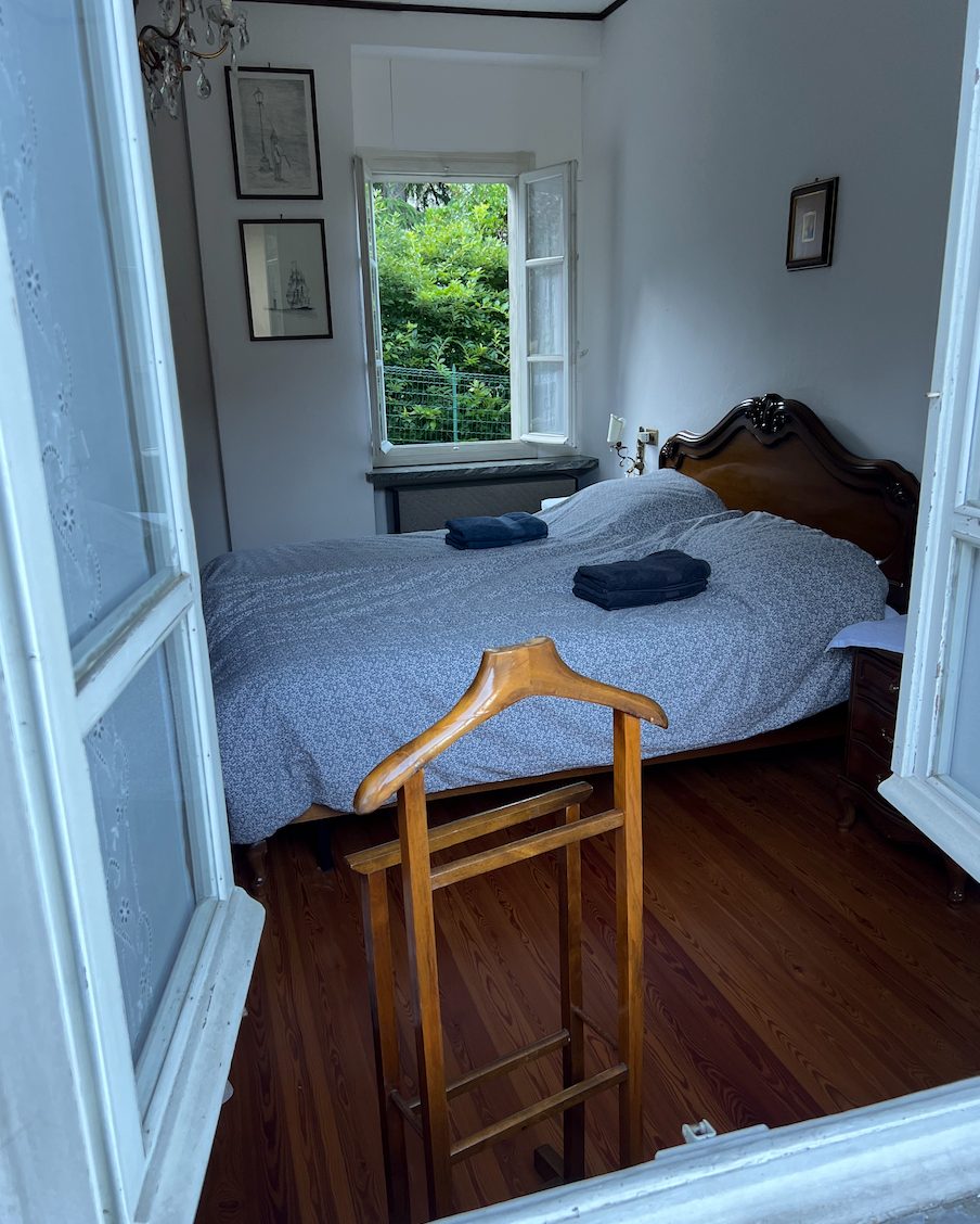 Grote slaapkamer met raam