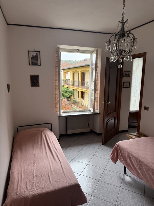 Schlafzimmer mit zwei Einzelbetten