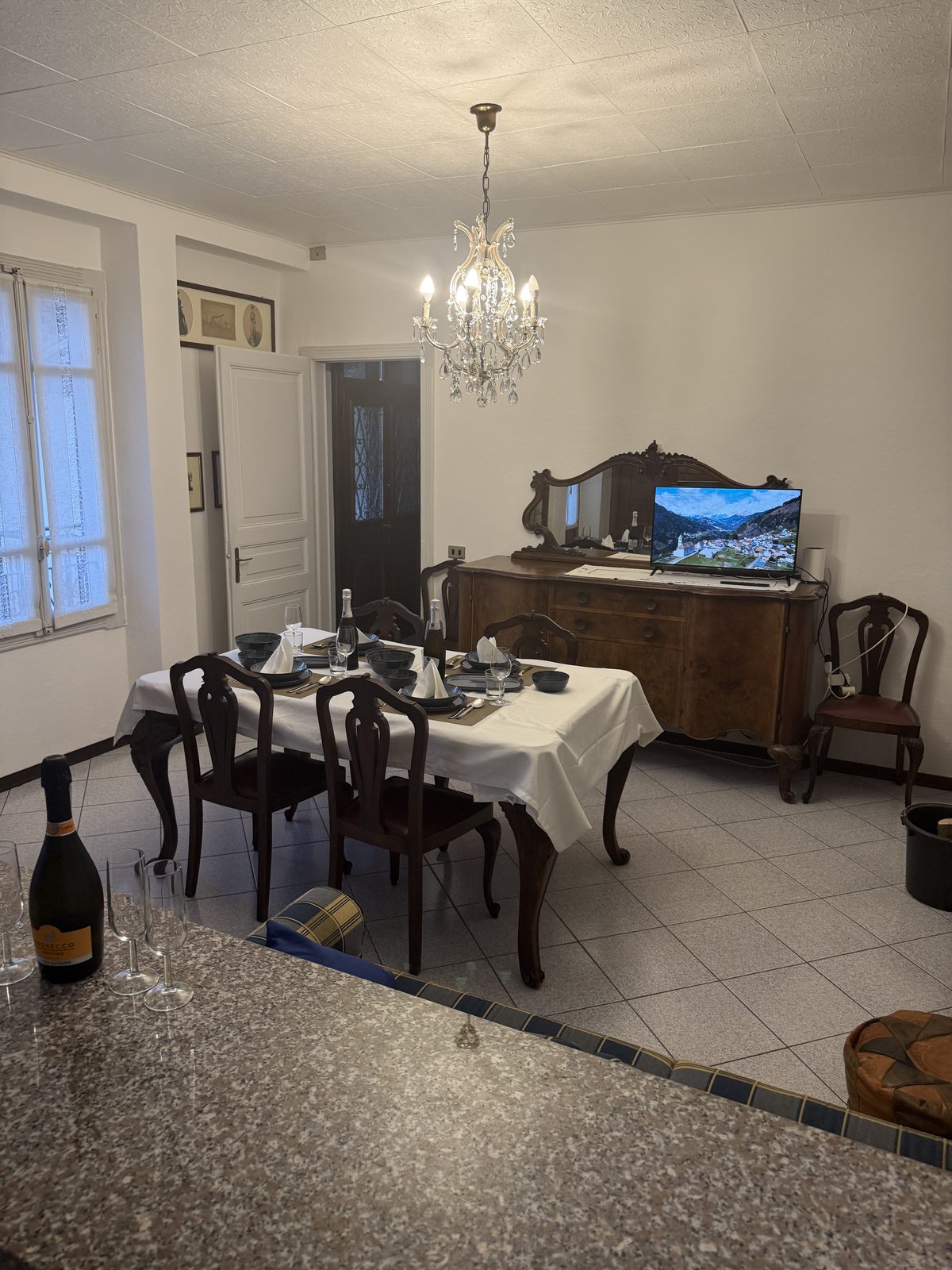Eethoek met dressoir en tv