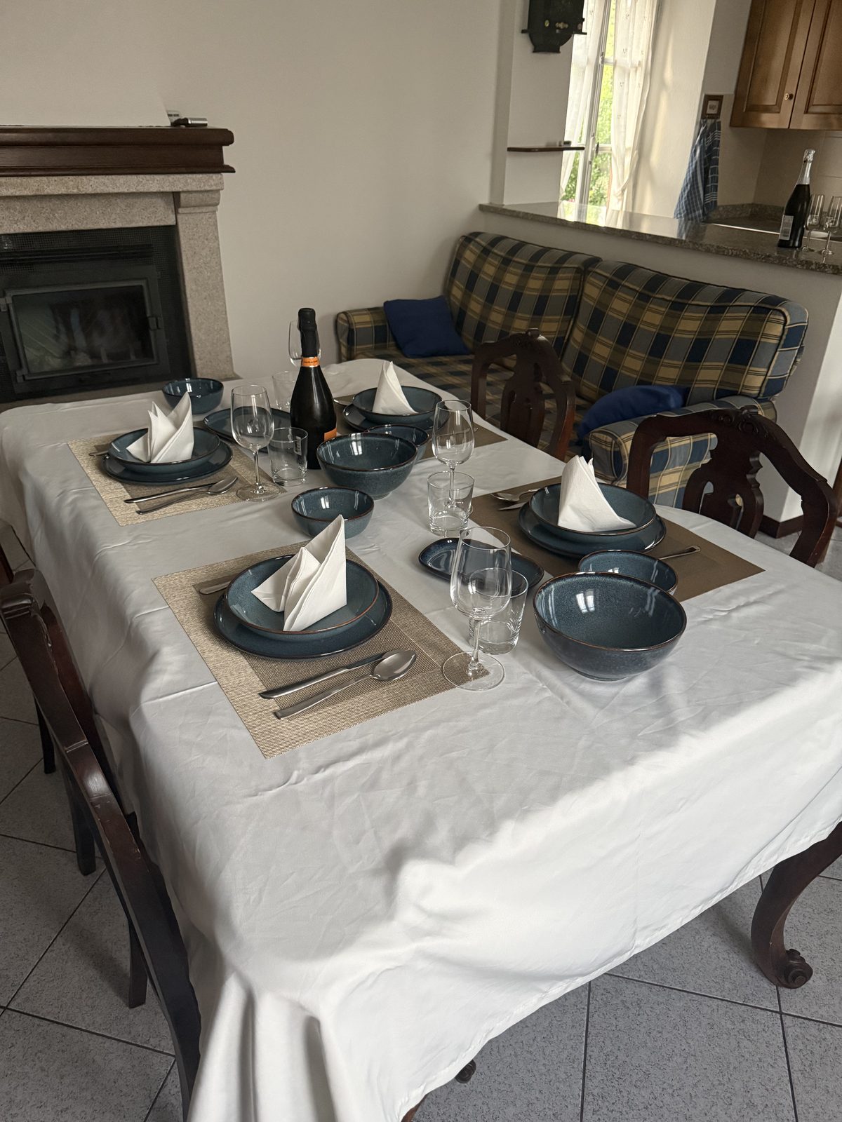 Gedekte eettafel voor vier personen