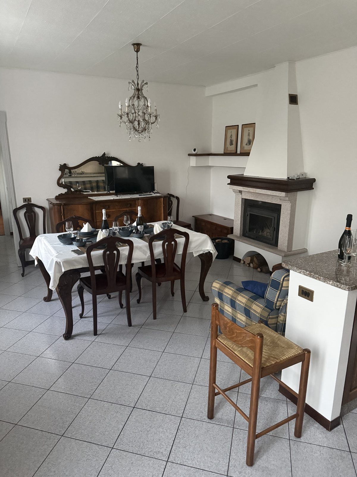 Woonkamer met open haard en eettafel
