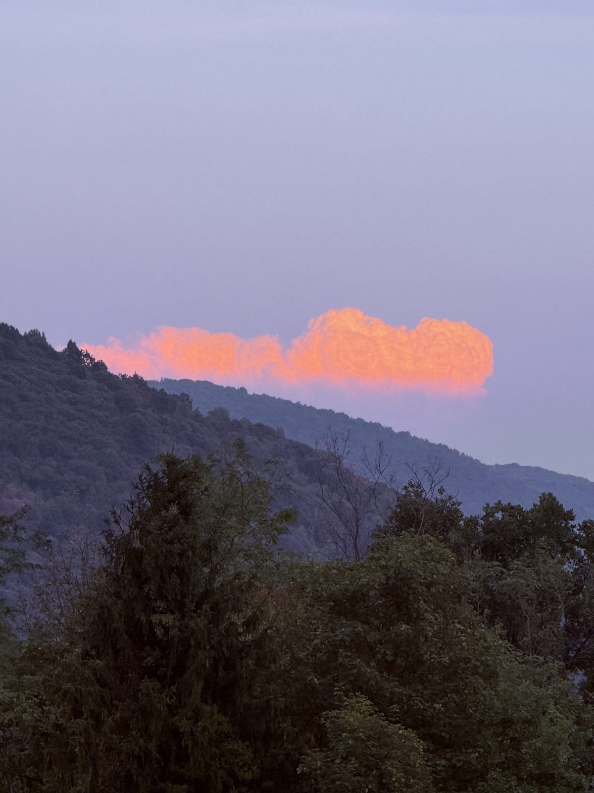 Zonsondergang boven de bergen rond Nonio