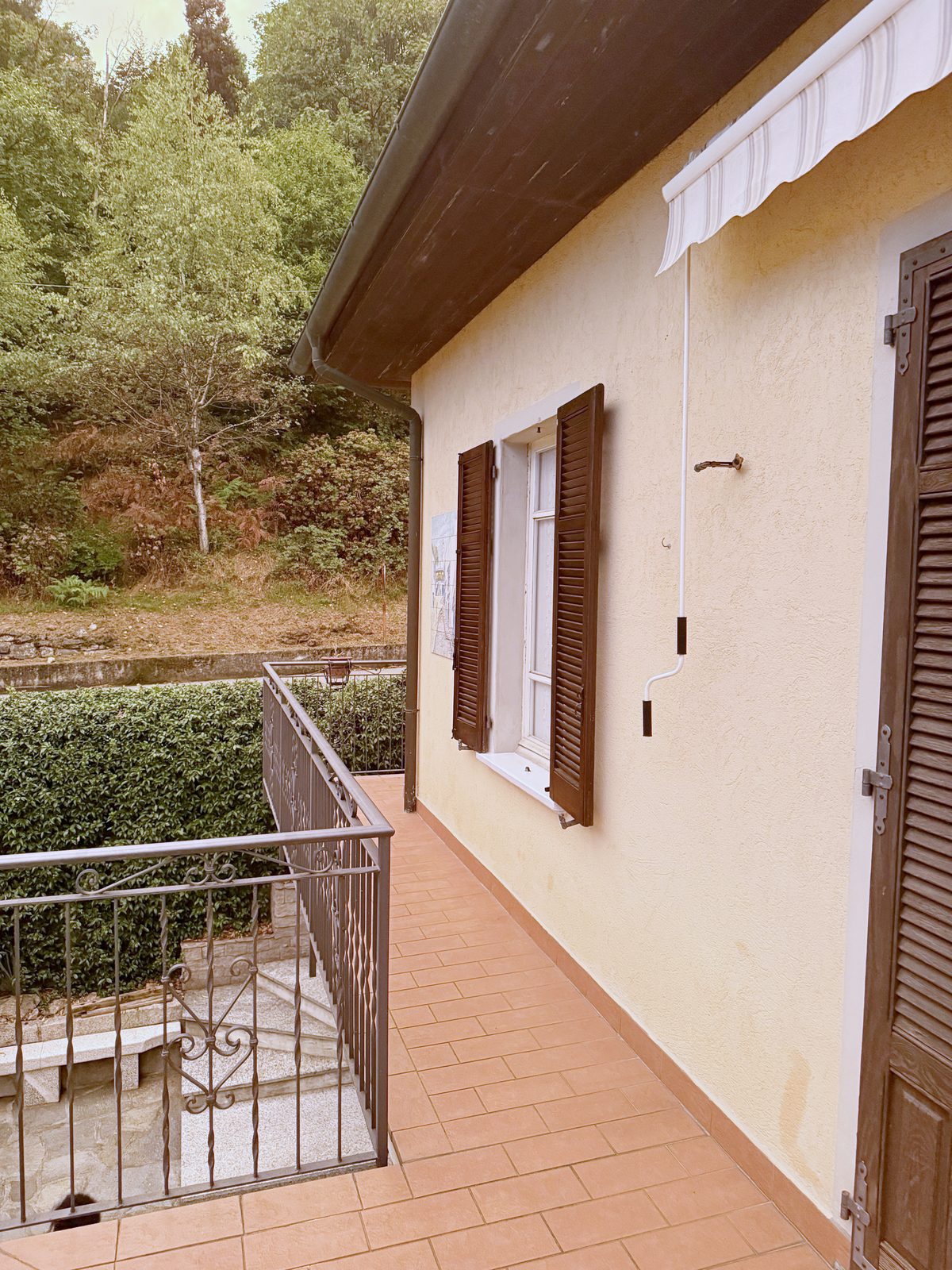 Balkon aan de zijkant van het huis