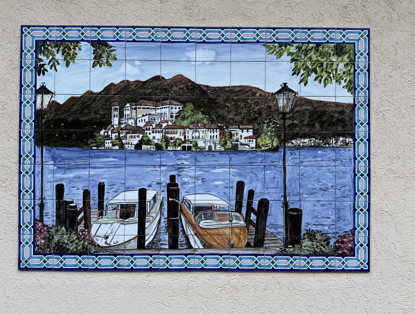 Keramisch tegeltableau met bootjes aan het Lago d'Orta